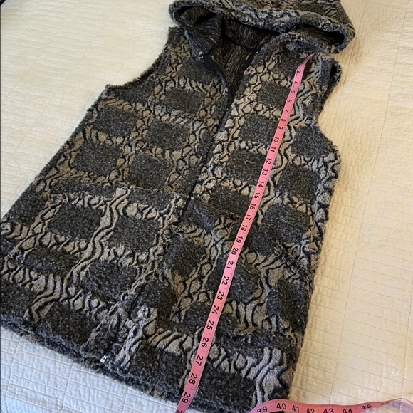 Y2K Faux Fur Hooded Zip Front Vest Medium Fuzzy Pockets NWOT gray tones - Picture 5 of 6